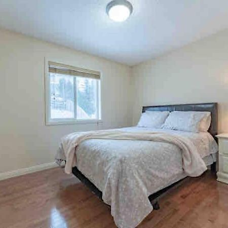 YYC 2500 Sq House In Springbank Hill Bl 261818 빌라 외부 사진