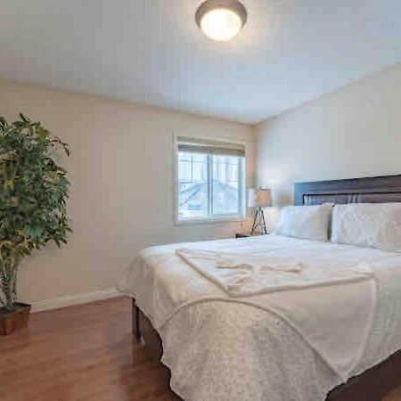 YYC 2500 Sq House In Springbank Hill Bl 261818 빌라 외부 사진