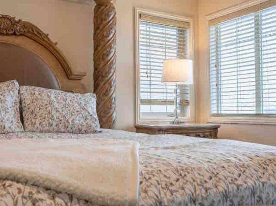 YYC 2500 Sq House In Springbank Hill Bl 261818 빌라 외부 사진