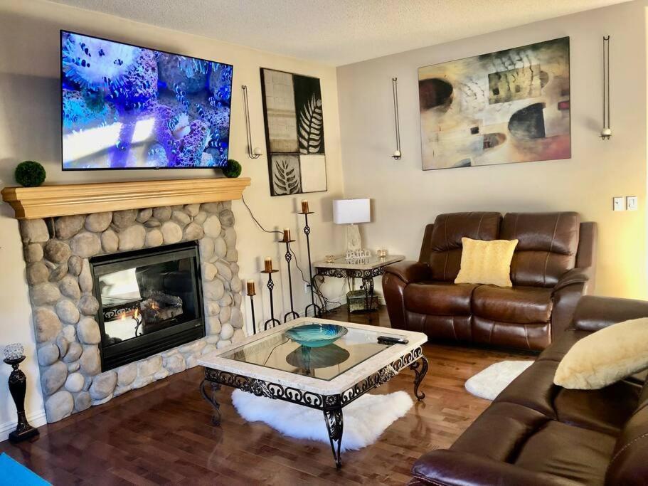 YYC 2500 Sq House In Springbank Hill Bl 261818 빌라 외부 사진