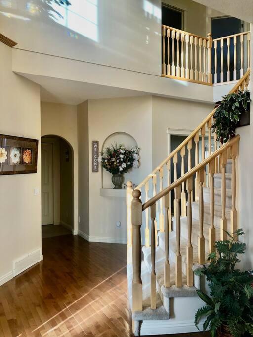 YYC 2500 Sq House In Springbank Hill Bl 261818 빌라 외부 사진