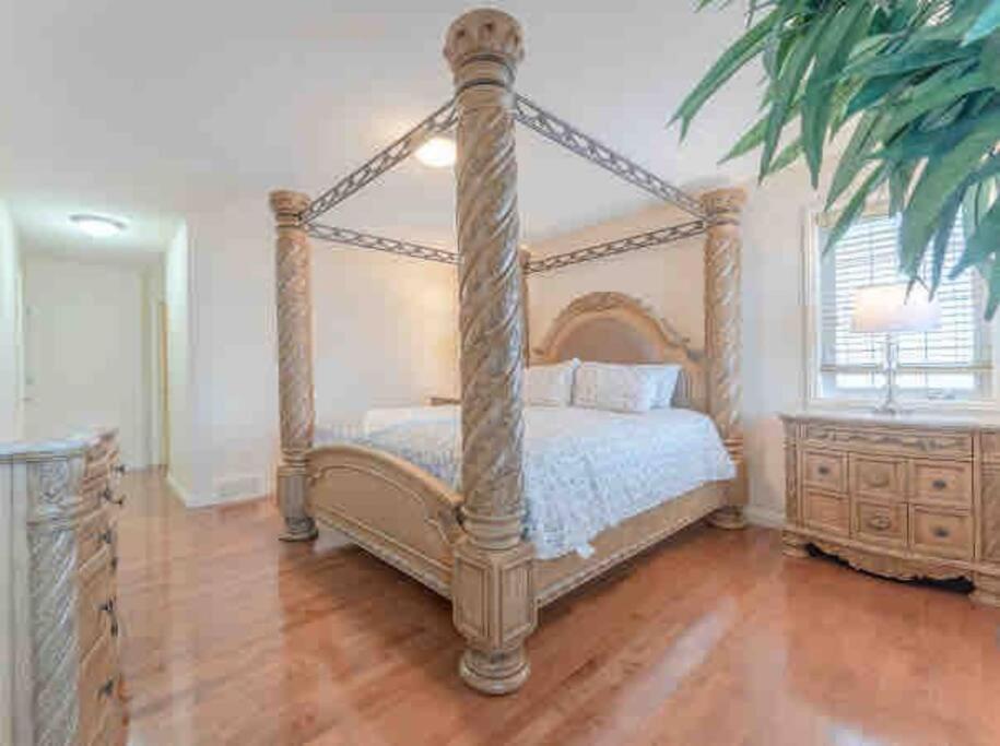 YYC 2500 Sq House In Springbank Hill Bl 261818 빌라 외부 사진