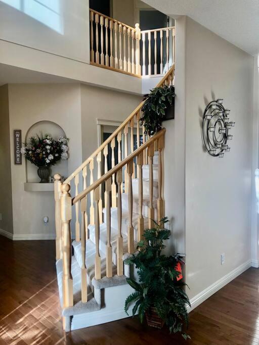 YYC 2500 Sq House In Springbank Hill Bl 261818 빌라 외부 사진