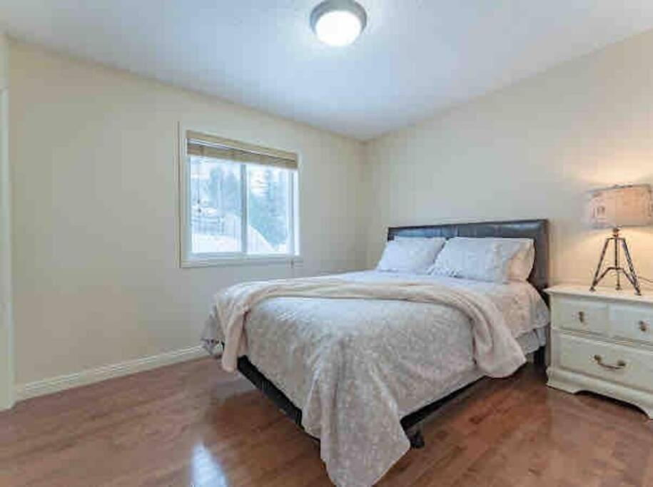 YYC 2500 Sq House In Springbank Hill Bl 261818 빌라 외부 사진