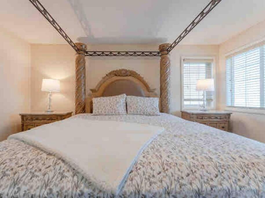 YYC 2500 Sq House In Springbank Hill Bl 261818 빌라 외부 사진