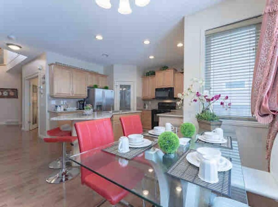 YYC 2500 Sq House In Springbank Hill Bl 261818 빌라 외부 사진