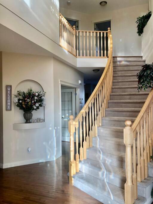 YYC 2500 Sq House In Springbank Hill Bl 261818 빌라 외부 사진