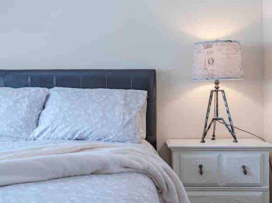 YYC 2500 Sq House In Springbank Hill Bl 261818 빌라 외부 사진