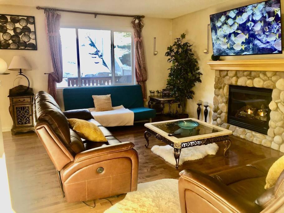 YYC 2500 Sq House In Springbank Hill Bl 261818 빌라 외부 사진