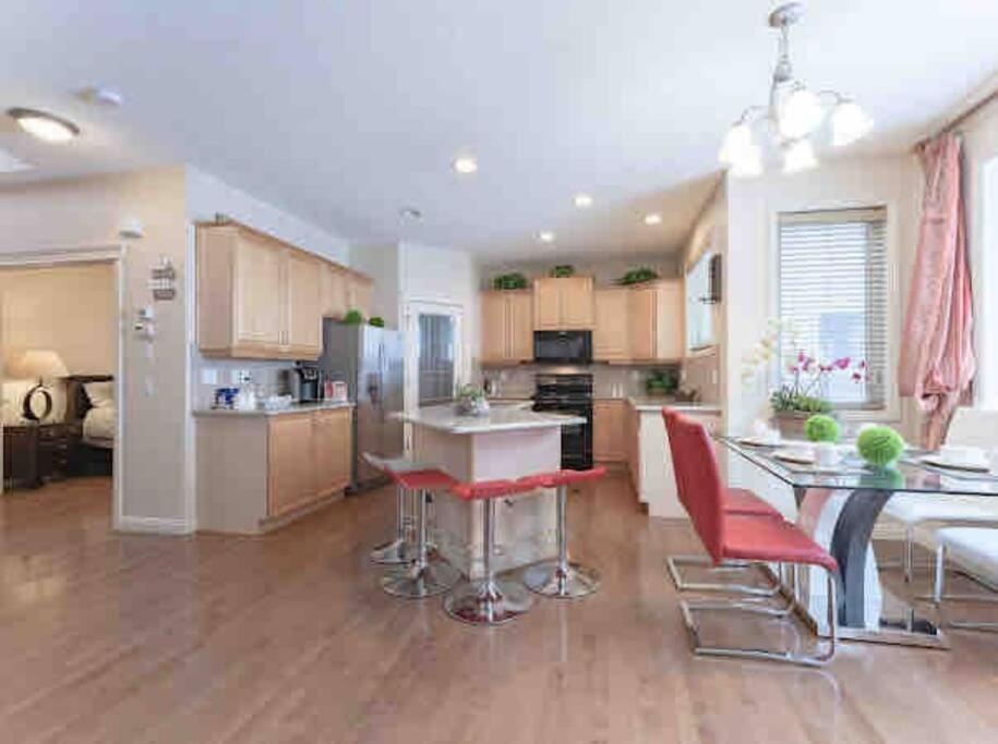 YYC 2500 Sq House In Springbank Hill Bl 261818 빌라 외부 사진