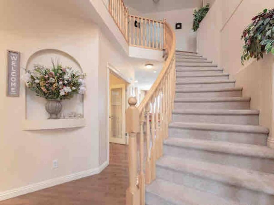 YYC 2500 Sq House In Springbank Hill Bl 261818 빌라 외부 사진