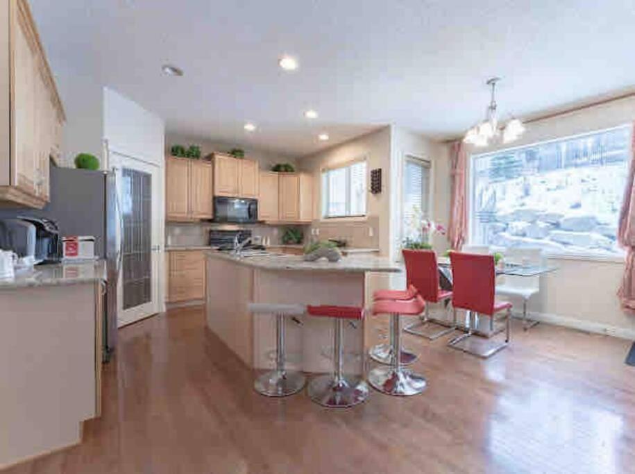 YYC 2500 Sq House In Springbank Hill Bl 261818 빌라 외부 사진