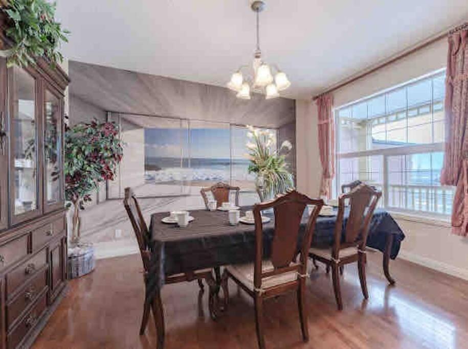 YYC 2500 Sq House In Springbank Hill Bl 261818 빌라 외부 사진