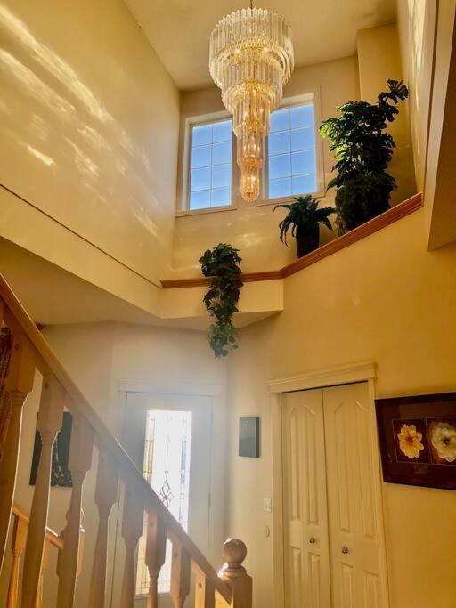 YYC 2500 Sq House In Springbank Hill Bl 261818 빌라 외부 사진