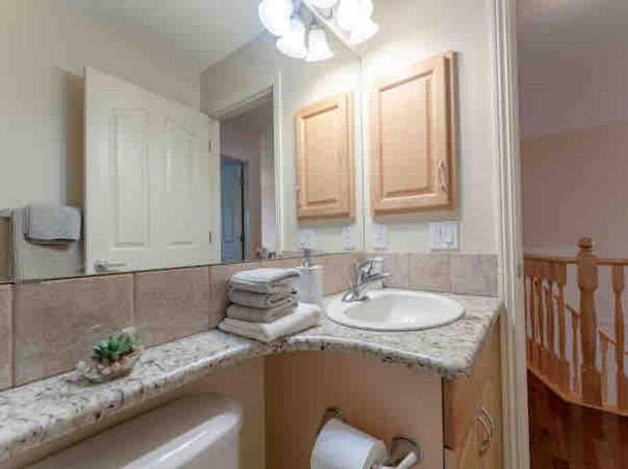 YYC 2500 Sq House In Springbank Hill Bl 261818 빌라 외부 사진