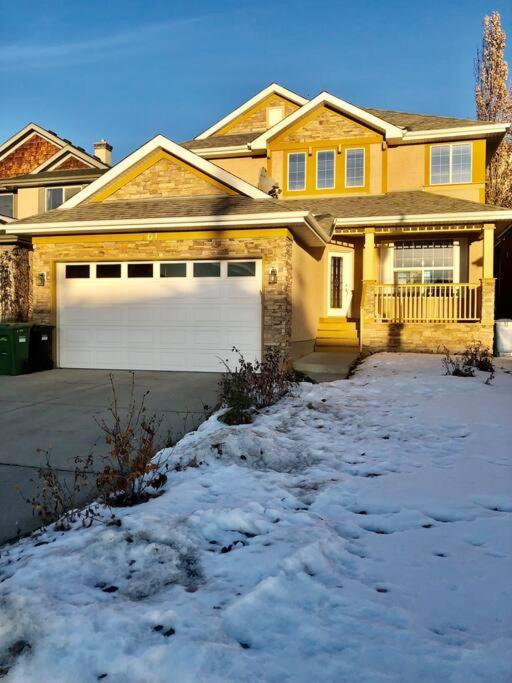 YYC 2500 Sq House In Springbank Hill Bl 261818 빌라 외부 사진