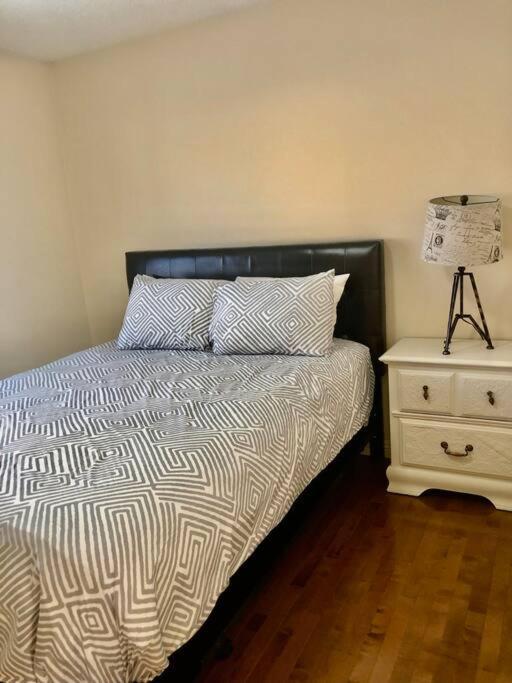YYC 2500 Sq House In Springbank Hill Bl 261818 빌라 외부 사진