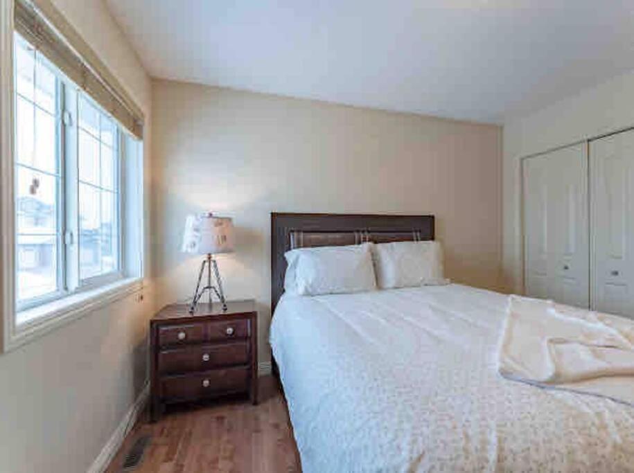 YYC 2500 Sq House In Springbank Hill Bl 261818 빌라 외부 사진
