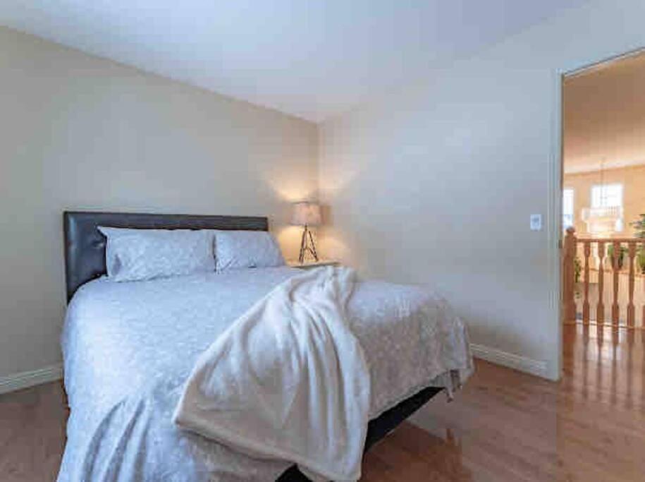 YYC 2500 Sq House In Springbank Hill Bl 261818 빌라 외부 사진