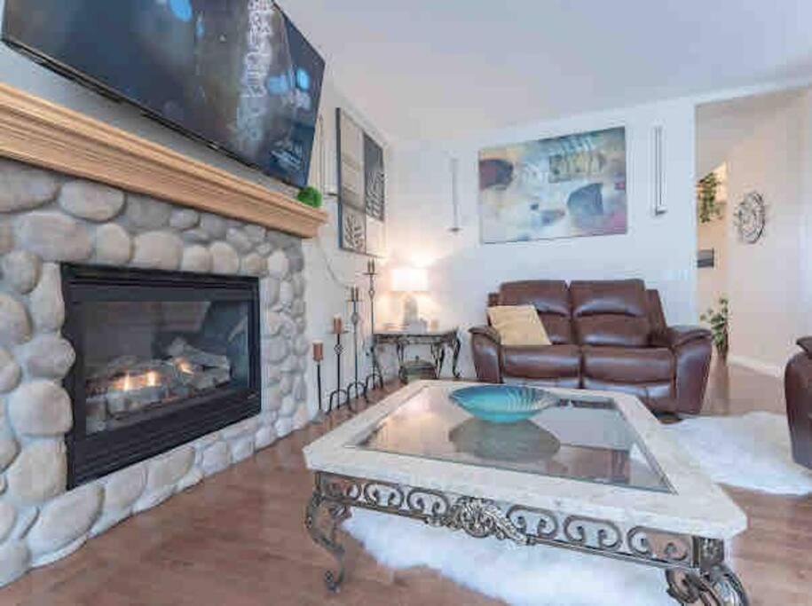 YYC 2500 Sq House In Springbank Hill Bl 261818 빌라 외부 사진