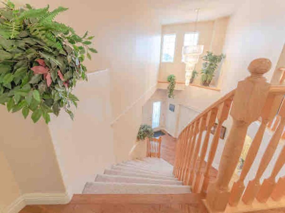 YYC 2500 Sq House In Springbank Hill Bl 261818 빌라 외부 사진