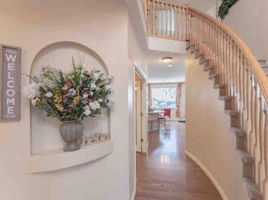 YYC 2500 Sq House In Springbank Hill Bl 261818 빌라 외부 사진