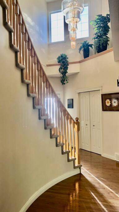YYC 2500 Sq House In Springbank Hill Bl 261818 빌라 외부 사진