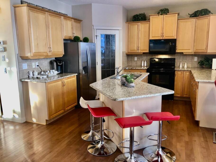 YYC 2500 Sq House In Springbank Hill Bl 261818 빌라 외부 사진