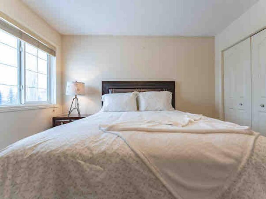 YYC 2500 Sq House In Springbank Hill Bl 261818 빌라 외부 사진