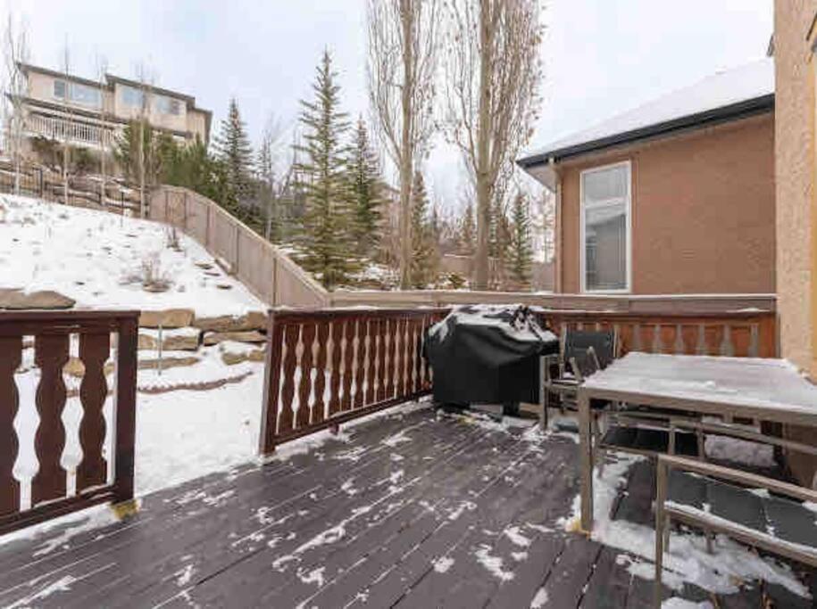 YYC 2500 Sq House In Springbank Hill Bl 261818 빌라 외부 사진