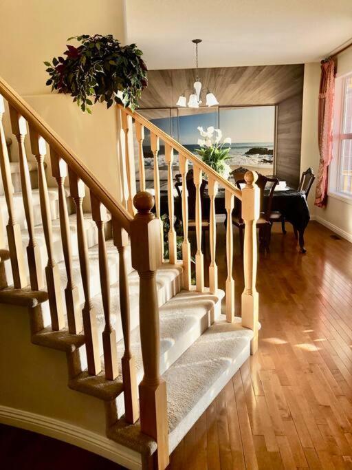 YYC 2500 Sq House In Springbank Hill Bl 261818 빌라 외부 사진
