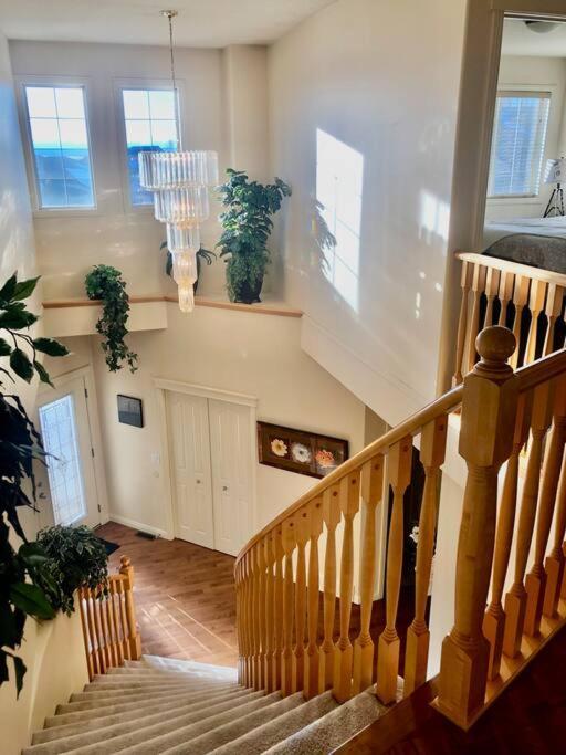 YYC 2500 Sq House In Springbank Hill Bl 261818 빌라 외부 사진