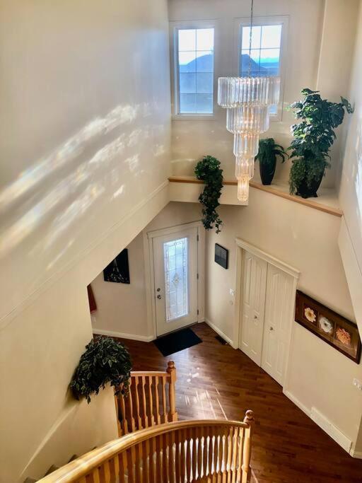 YYC 2500 Sq House In Springbank Hill Bl 261818 빌라 외부 사진