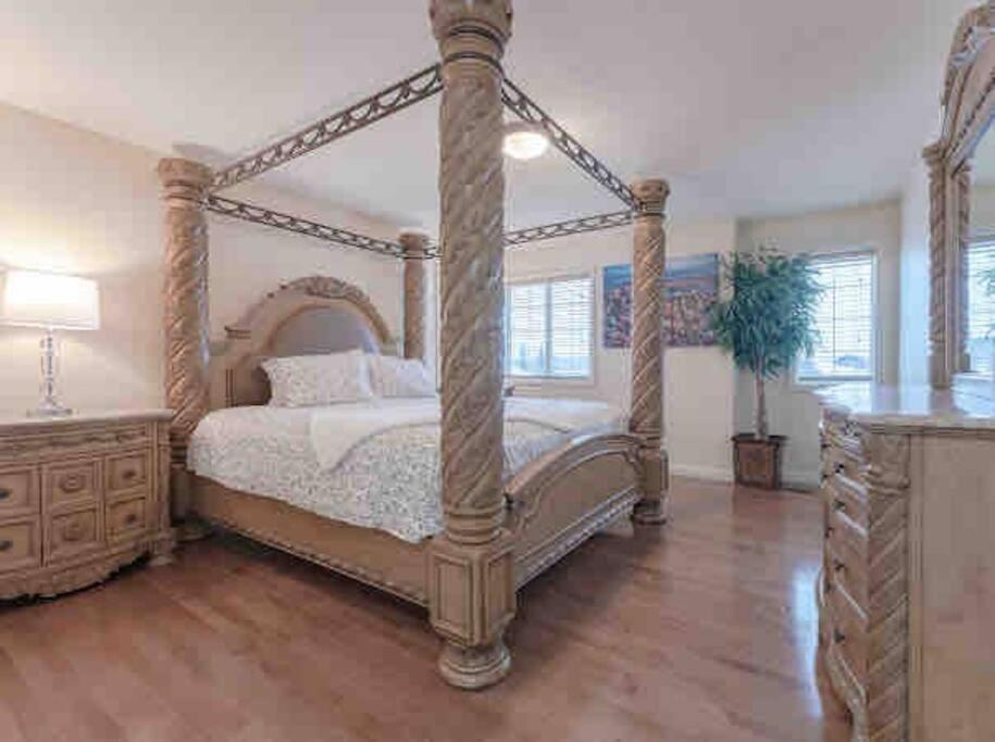 YYC 2500 Sq House In Springbank Hill Bl 261818 빌라 외부 사진