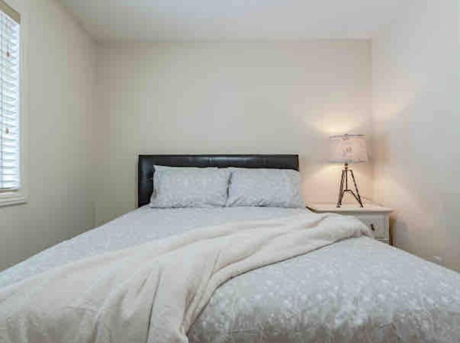 YYC 2500 Sq House In Springbank Hill Bl 261818 빌라 외부 사진