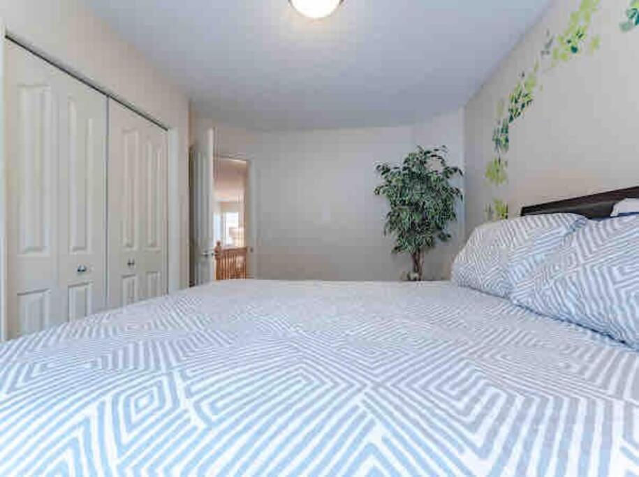 YYC 2500 Sq House In Springbank Hill Bl 261818 빌라 외부 사진
