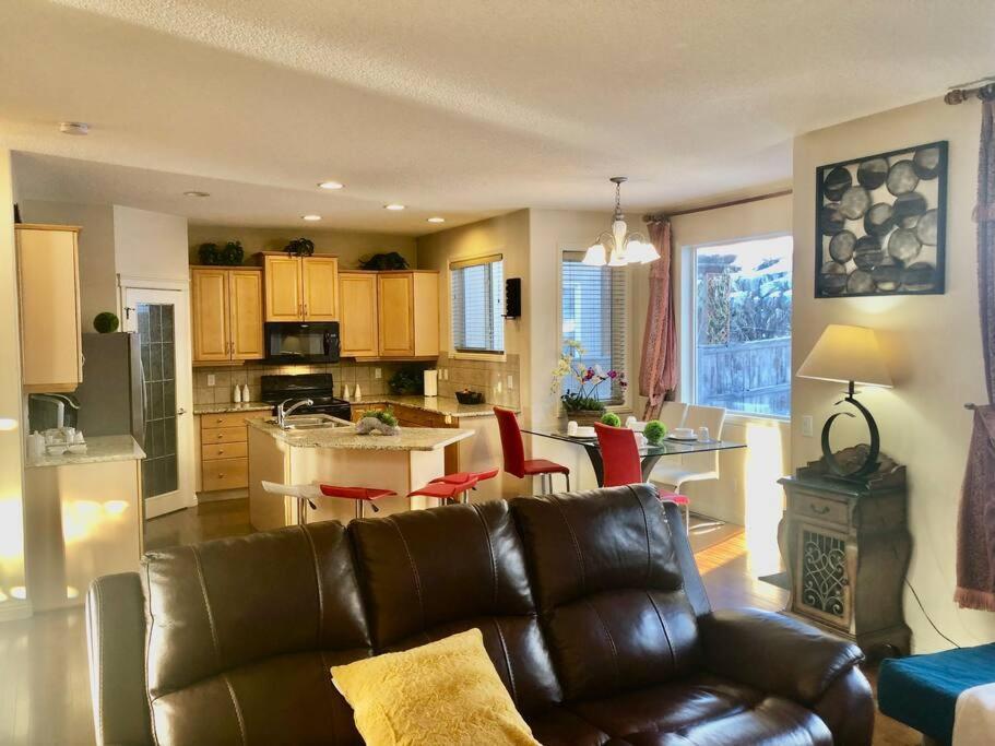 YYC 2500 Sq House In Springbank Hill Bl 261818 빌라 외부 사진