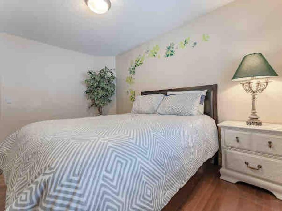 YYC 2500 Sq House In Springbank Hill Bl 261818 빌라 외부 사진