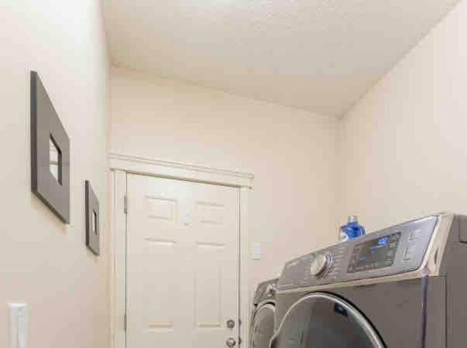 YYC 2500 Sq House In Springbank Hill Bl 261818 빌라 외부 사진