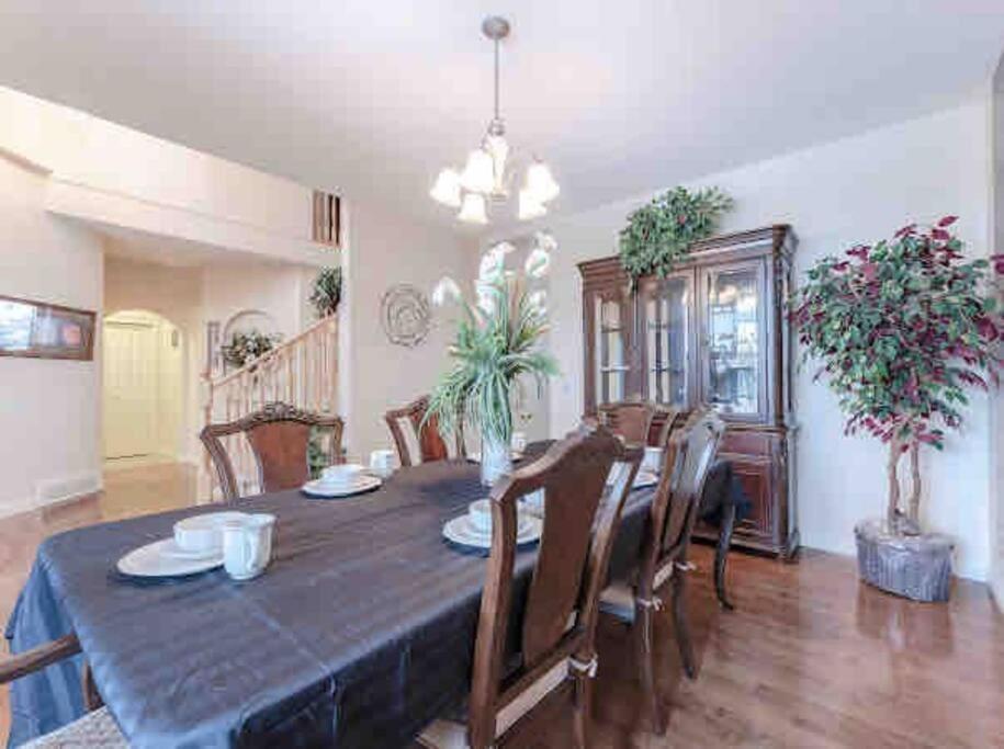 YYC 2500 Sq House In Springbank Hill Bl 261818 빌라 외부 사진