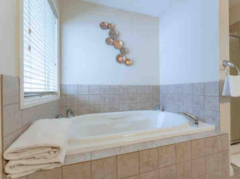 YYC 2500 Sq House In Springbank Hill Bl 261818 빌라 외부 사진