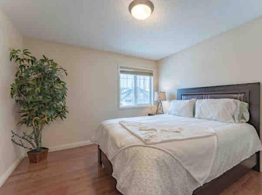 YYC 2500 Sq House In Springbank Hill Bl 261818 빌라 외부 사진
