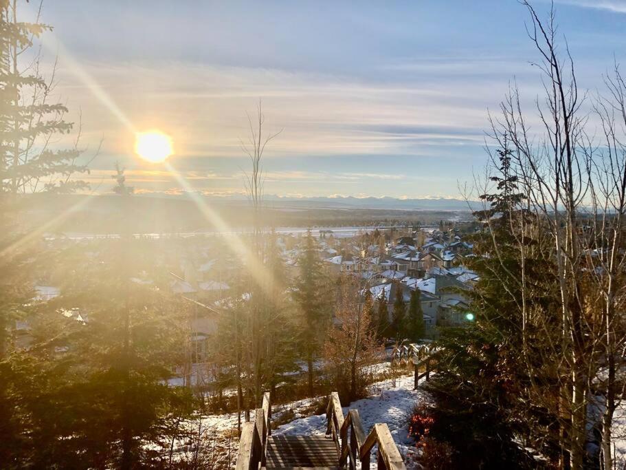 YYC 2500 Sq House In Springbank Hill Bl 261818 빌라 외부 사진