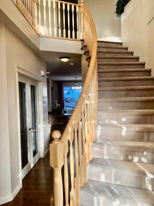 YYC 2500 Sq House In Springbank Hill Bl 261818 빌라 외부 사진